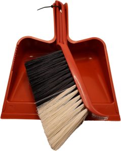 Kit Limpeza Pá Para Lixo Com Escova Espanadeira, Plástico Resistente, Leve e Prático, Vermelha, Para Pisos Rígidos